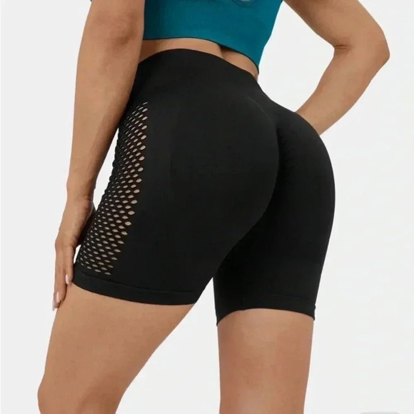 Halara Seamless Flow High Waisted Cut Out Ruched Yoga Biker Shorts - Medium - Picture 2 of 10